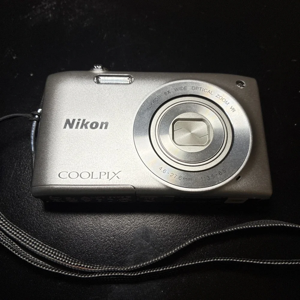 Nikon COOLPIX S3300 Silver 16.0MP 6x Digital Camera Bundle (Tested/Works)